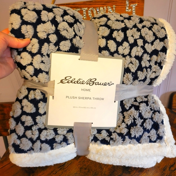 Eddie Bauer plush Sherpa Throw-blue/grey/white - Picture 4 of 6
